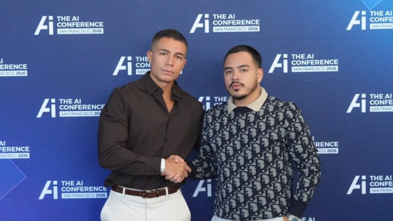 Samuel Arango e Andrés Villamizar, fundadores da startup colombiana Cerebelum AI, na AI Conference em San Francisco - Fonte: Revista Semana / Divulgação