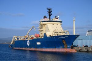 Navio lançador de cabos submarinos da Alcatel Submarine Networks (ASN), responsável pela implantação do sistema óptico internacional CSN-1 da Telconet - Fonte: Wikimedia Commons / Gordon Leggett