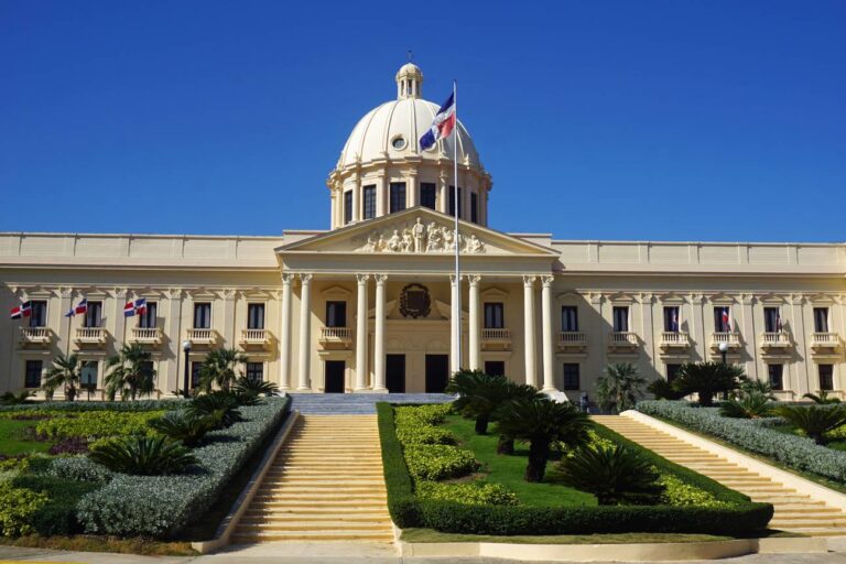 Fachada do Palácio Nacional em Santo Domingo, capital dominicana onde foi sediada a cúpula da Red GEALC - Fonte: Wikimedia Commons / Mario Roberto Durán Ortiz
