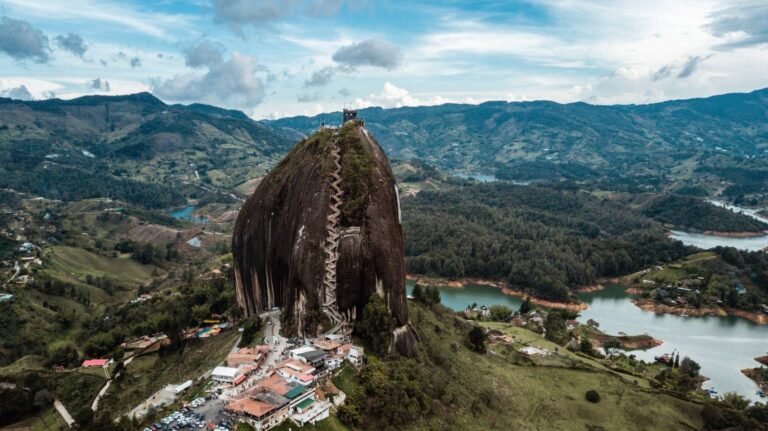 Complexo hidrelétrico e represa de Guatapé na Colômbia, segmento industrial monitorado por gêmeos analíticos preditivos - Fonte: Juan Gómez / Wikimedia Commons