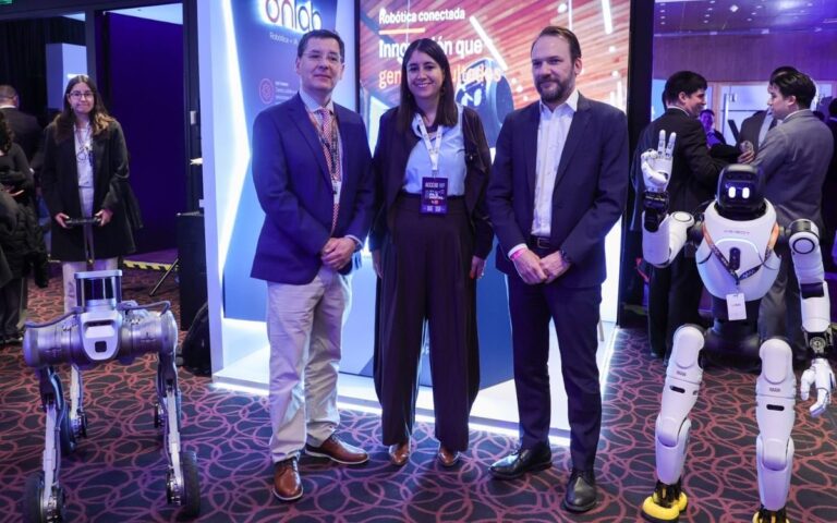 Romina Garrido (subsecretária da Subtel), Fernando Hentzschel (Corfo) e Rolando Martínez (OnLab) firmando convênio para redes 5.5G e 6G no Summit País Digital - Fonte: Chócale / Subtel / Divulgação
