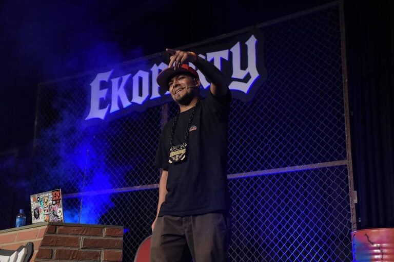 Apresentação no palco principal da conferência de cibersegurança Ekoparty em Buenos Aires - Fonte: Wikimedia Commons