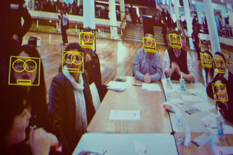 Demonstração de tecnologia de reconhecimento facial e validação de biometria digital em tela de computador - Fonte: Wikimedia Commons