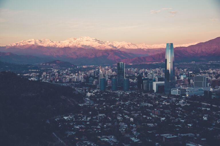Panorama do distrito financeiro e de telecomunicações de Santiago do Chile, foco do plano decenal de atração de data centers - Fonte: Wikimedia Commons