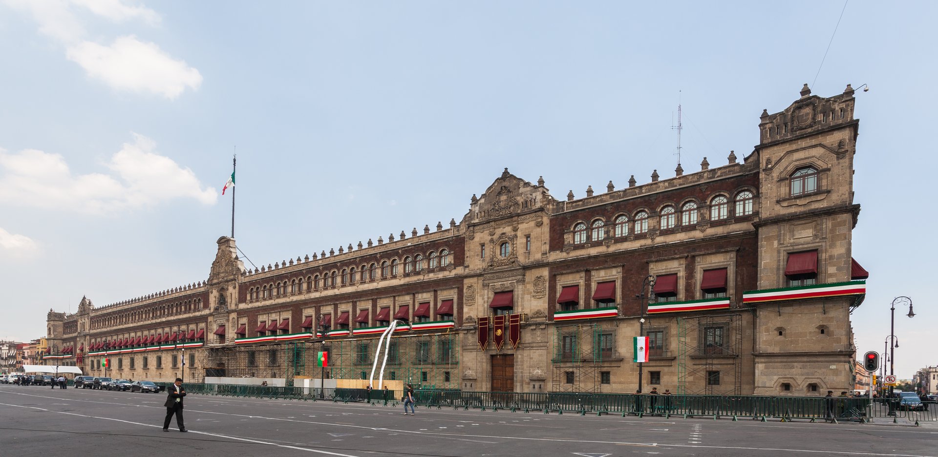 Fachada do Palacio Nacional na Cidade do México, sede do Poder Executivo Federal onde tramitou o decreto sobre plataformas digitais - Fonte: Diego Delso / Wikimedia Commons