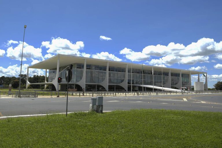 Fachada do Palácio do Planalto em Brasília, sede do Poder Executivo federal - Fonte: Wikimedia Commons