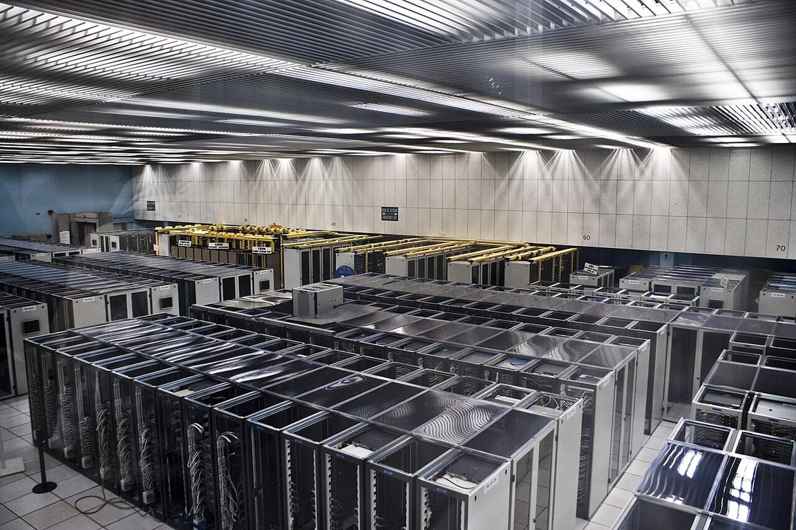 Racks e servidores de processamento em nuvem corporativa sob governança e auditoria contínua de custos de FinOps - Fonte: Wikimedia Commons