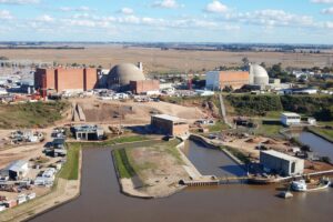 Usinas nucleares Atucha I e II na Argentina, infraestrutura crítica monitorada por sensores de instrumentação avançada da CNEA - Fonte: Wikimedia Commons