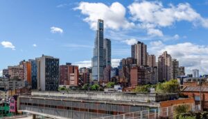 Distrito financeiro e tecnológico de Bogotá na Colômbia, sede do MinTIC e da comunidade de dados abertos - Fonte: Wikimedia Commons