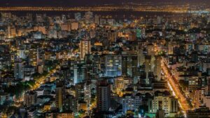 Vista panorâmica noturna de Porto Alegre no Rio Grande do Sul, polo tecnológico e berço de fundação da Axur - Fonte: Wikimedia Commons