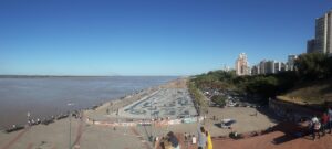 Orla fluvial e panorama urbano de Rosario na Argentina, sede do datacenter e das operações de nuvem da DonWeb - Fonte: Wikimedia Commons