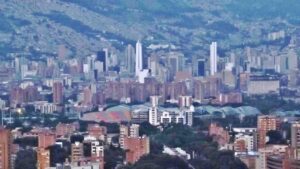Panorama urbano do Vale do Aburrá em Medellín na Colômbia, centro de desenvolvimento e sede da Fluid Attacks - Fonte: Wikimedia Commons