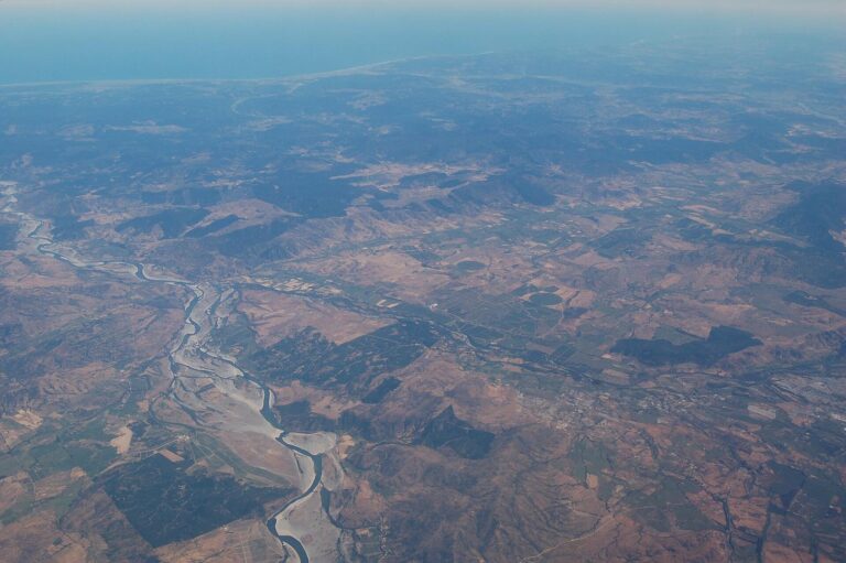 Vista aérea da bacia hidrográfica do Rio Maule no Chile, região monitorada por modelos de inteligência artificial da UCM - Fonte: Wikimedia Commons