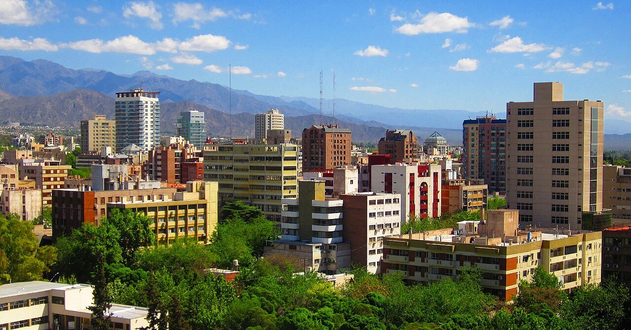 Panorama urbano de Mendoza na Argentina, cidade-sede da conferência técnica LACNIC 46 de infraestrutura da Internet - Fonte: Wikimedia Commons
