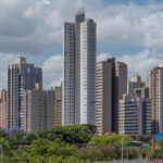 Panorama urbano e distrito corporativo de Curitiba no Paraná, sede da operadora de nuvem CentralServer - Fonte: Wikimedia Commons