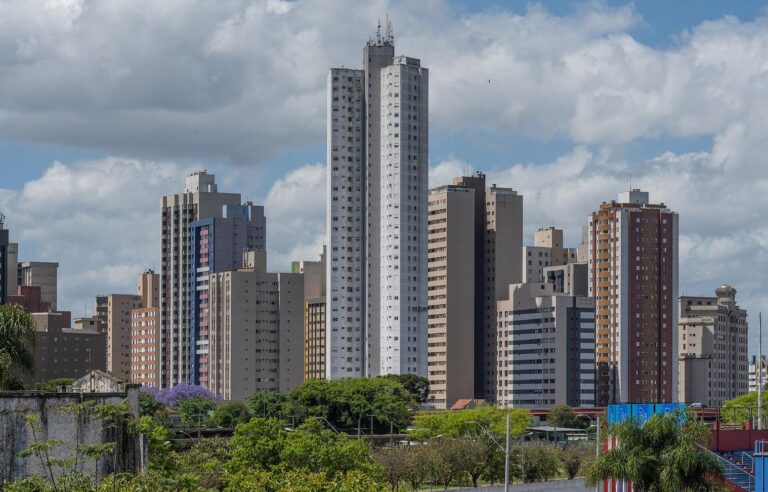 Panorama urbano e distrito corporativo de Curitiba no Paraná, sede da operadora de nuvem CentralServer - Fonte: Wikimedia Commons