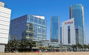 Distrito financeiro e corporativo de San Isidro em Lima, polo empresarial conectado pelas redes da Optical Networks - Fonte: Wikimedia Commons