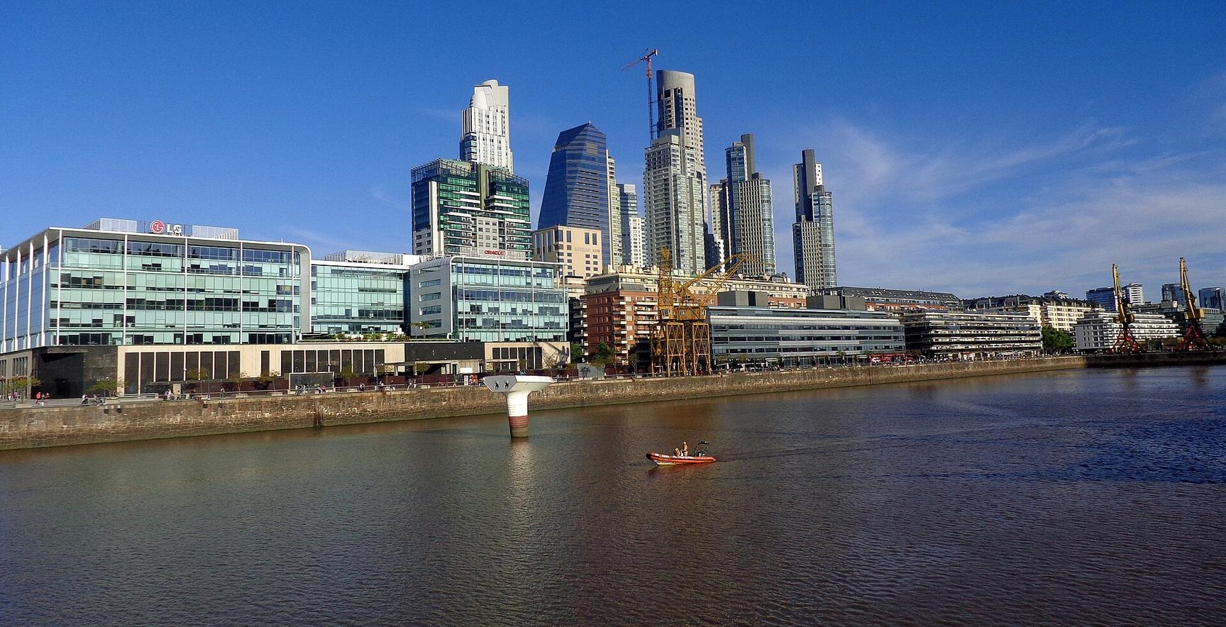 Distrito corporativo e portuário de Puerto Madero em Buenos Aires, polo empresarial atendido pelas redes da IPLAN - Fonte: Wikimedia Commons
