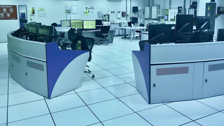 Sala de operações e monitoramento de sistemas de controle supervisório e aquisição de dados (SCADA) para automação industrial - Fonte: Z22 / Wikimedia Commons