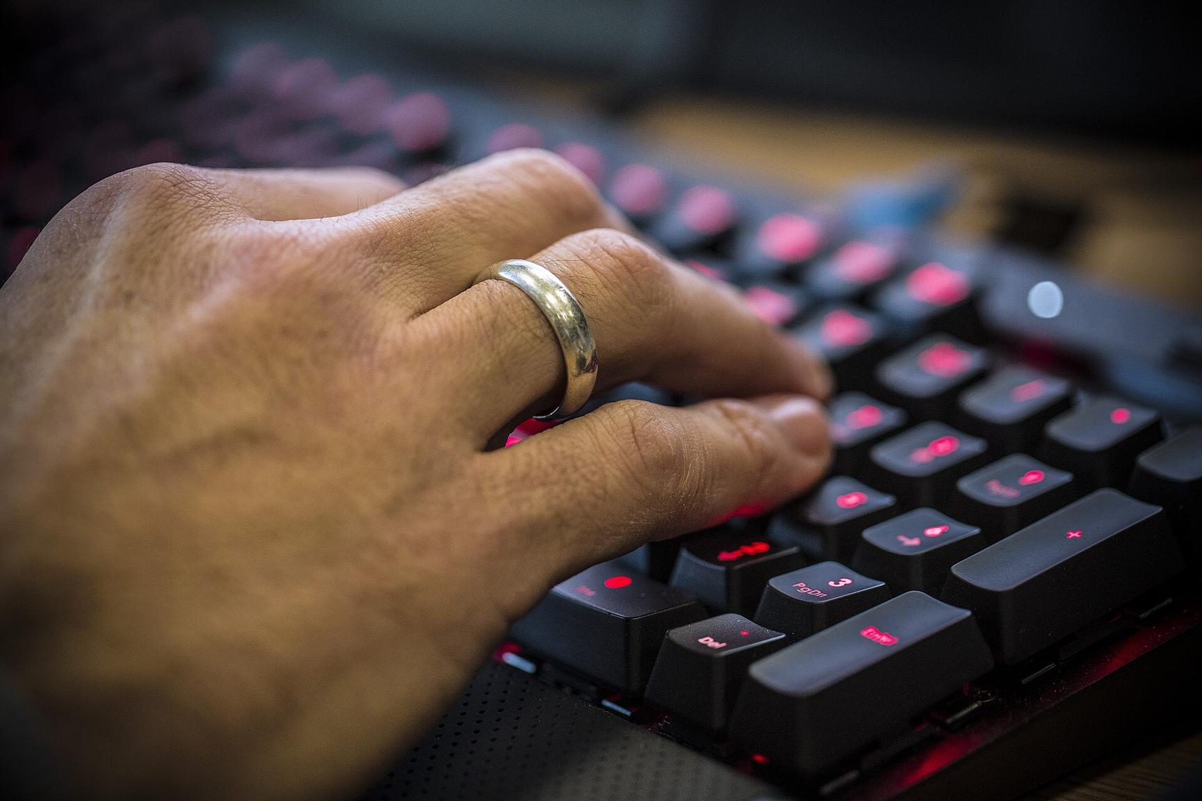 Operações de análise de telemetria e resposta rápida a incidentes de segurança cibernética em centros operacionais - Fonte: Harland Quarrington / MOD (Open Government Licence)
