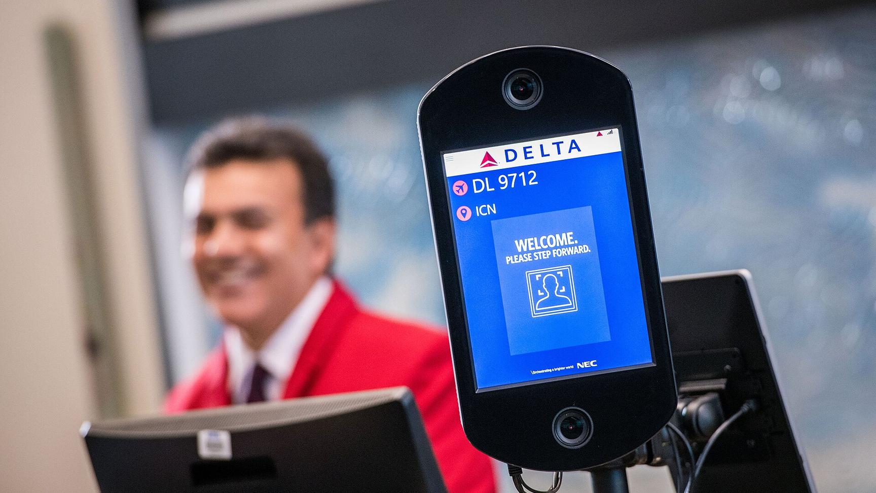 Terminal de validação e reconhecimento biométrico facial com análise em tempo real - Fonte: Delta News Hub / Wikimedia Commons